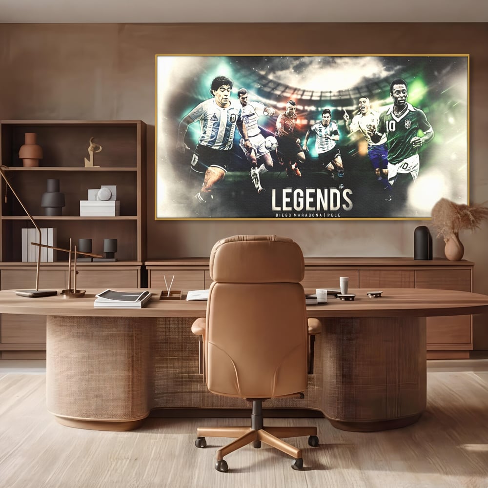 Tablou canvas cu tablou canvas cu legendele fotbalului, in rama de aluminiu auriu, pe perete intr-un birou